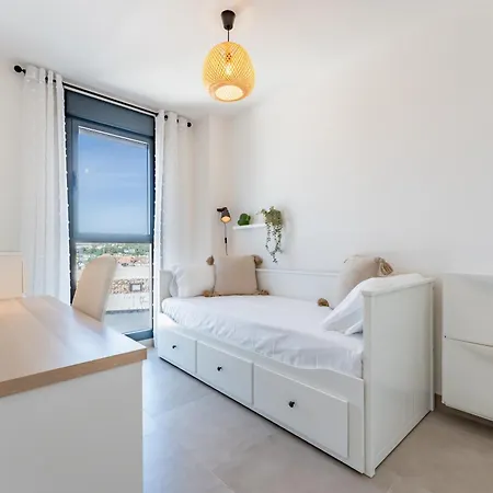 Bright & Modern Pacos Retreat - 3 Bedroom - Pass The Keys * 푸엔히롤라